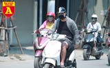 Nắng nóng 41 độ C, khách du lịch ở Hà Nội phải cầm quạt khi đi dạo